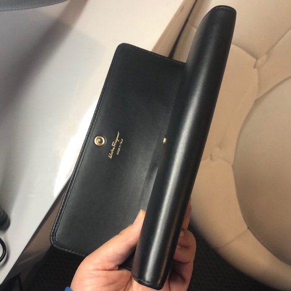 🩷SOLD🩷Ferragamo Vara Bow with Gold Studs BLK Wallet - Picture 8 of 12